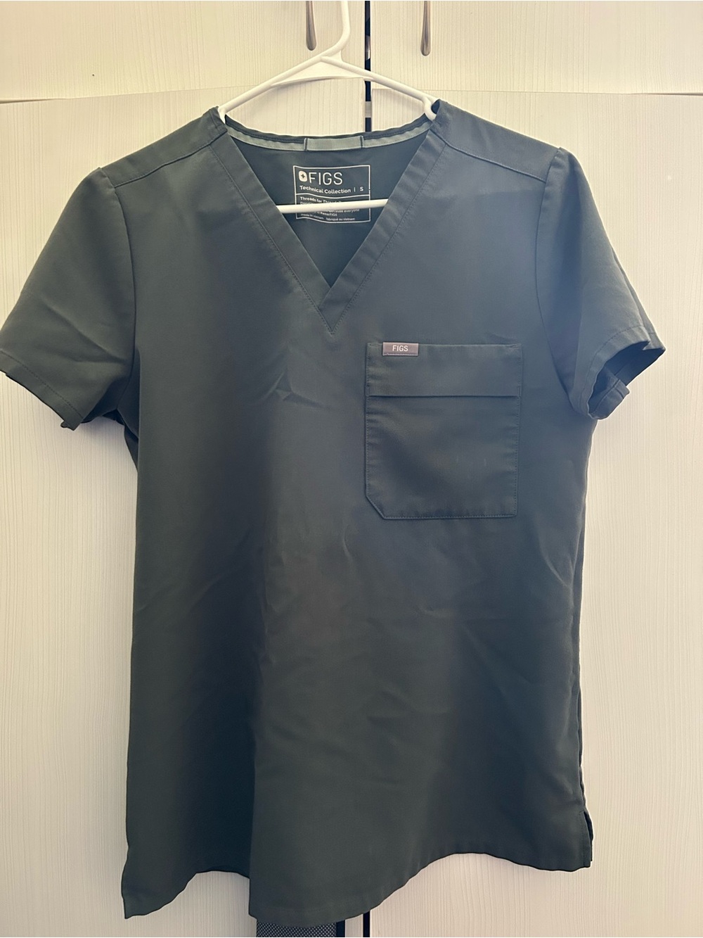 FIGS women’s Dark Olive V-Neck Scrub Top/bottom